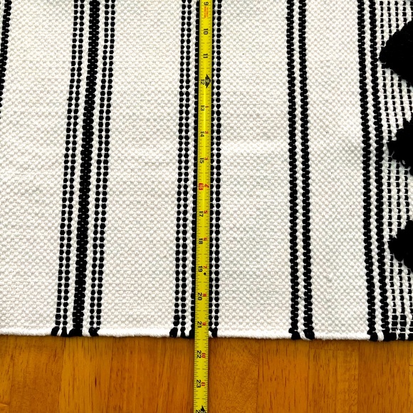 Caravan White And Black Geometric Print Woven Area Rug - 21” X 34”  🌻 NEW🌻 - Picture 5 of 5